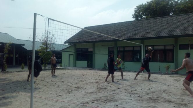 
					Pacu Kekompakan dan Ketangkasan melalui Olahraga Voli