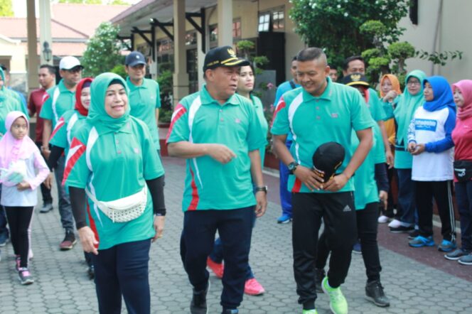 
					MERIAHKAN HUT KORPI, FORKOPIMDA LAMONGAN JALAN SEHAT