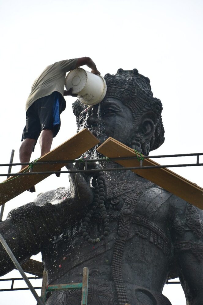 
					CUCI PATUNG RADEN WIJAYA, TRADISI RUTIN SAMBUT HUT KODAM BRAWIJAYA