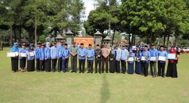 
					Bupati Lampung Barat HJ Parosil Mabsus Pimpin Upacara .PGRI .KE 74