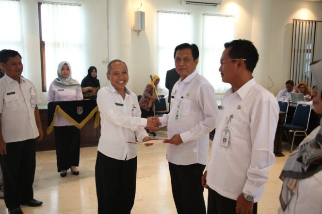 
					Indeks Kepuasan Masyarakat Kabupaten Tuban Alami Kenaikan. Sekda Tuban Ingatkan Instansi Yang Memiliki Nilai Rendah