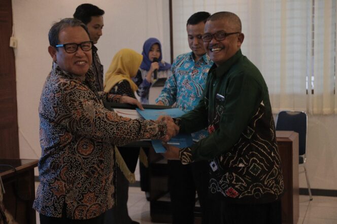 
					40 PNS Tuban Terima SK Pensiun dan Karip