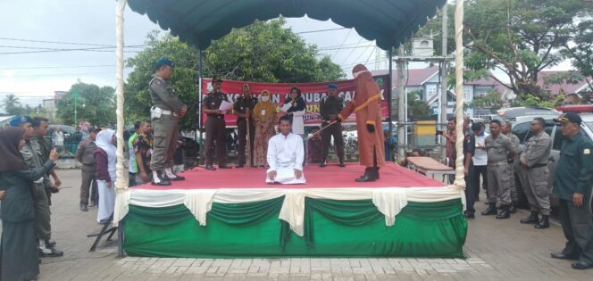 
					Eksekusi Cambuk, Salah Satunya Seorang Wanita Di Duga Algojo Pilih Kasih