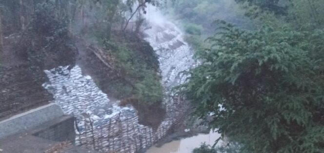 
					Proyek Ngawur…Ratusan Karung Limbah B3 Di Buat Bantaran Sungai Mojo Kediri