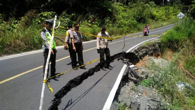 
					Polsek Pesisir Utara Lampung Barat Memasang Garis Police di Jalur TNBBS KM-12