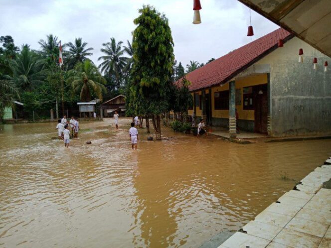 
					Walaupun Banjir Madrasah MIS Buket Kareung Tetap Laksanakan Ujian