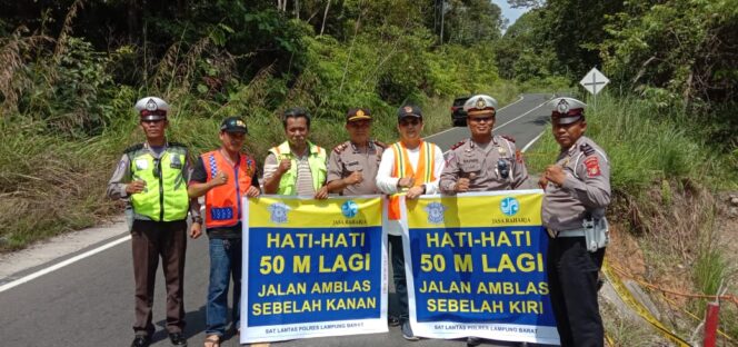 
					Bersama Dinas PUPR Propinsi Lampung, Kepolisian Lampung Barat Tinjau Lokasi Titik Longsor TNBBS Tata Agung