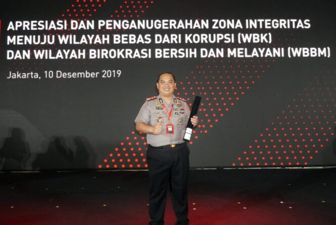 
					Kapolres Jombang Terima Penghargaan Anugerah Zona Intregitas Menuju WBK/WBBM 2019