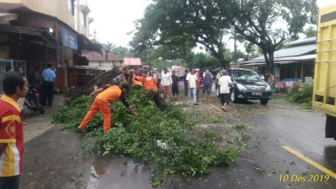 
					BPBD Dan Dinsos Aceh Timur Turun Ke Lokasi Banjir Serahkan Bantuan