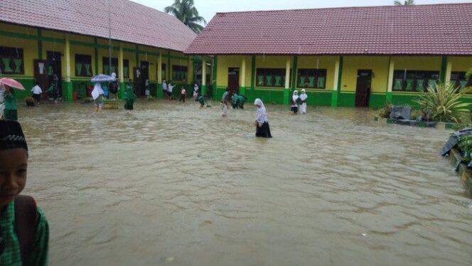 
					Banjir Rendam Beberapa Sekolah MIN Aceh Timur Siswa Tetap Semangat Ikut Ujian