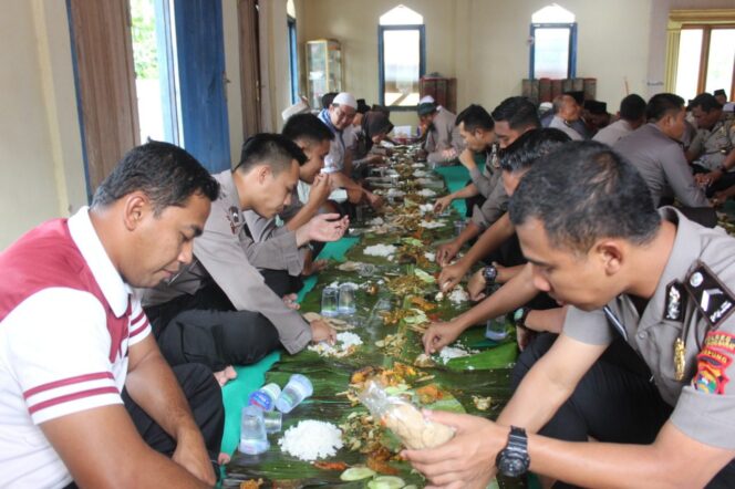 
					Kapolres Lampung Barat Jum’at Berkah Bersama Jamaah Makan Bareng