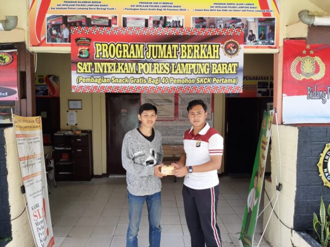
					Sat intelkam Polres Lampung Barat Berbagi Snack Gratis Pada 40 Pemohon SKCK Pertama