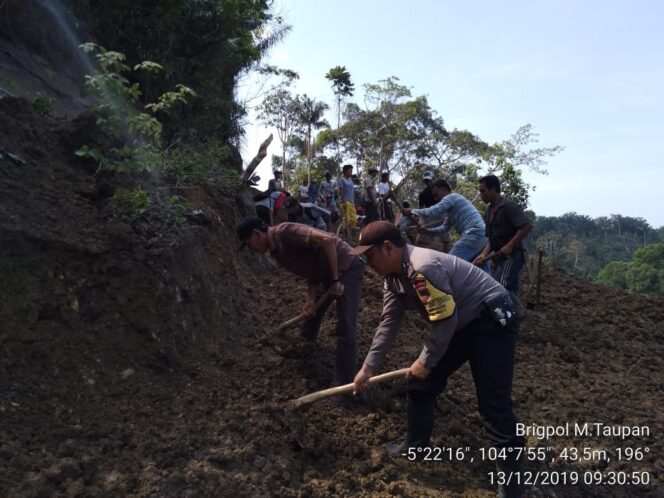 
					Pekon Ulok Mukti Bersama Bhabinkantibmas Bersihkan Tanah Longsor