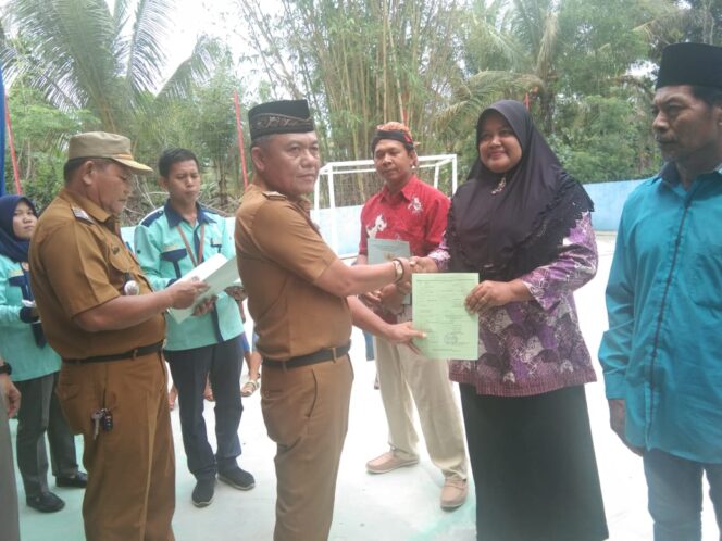 
					Bupati Pesisir Barat Berikan Sertifikat Tanah PTSL Secara Simbolis