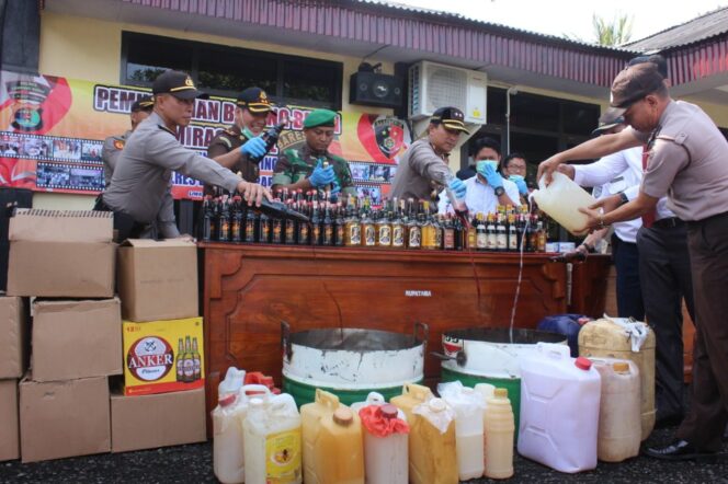 
					Berbagai Jenis Miras Minuman Keras  Di Musnahkan Jajaran Polres Lampung Barat