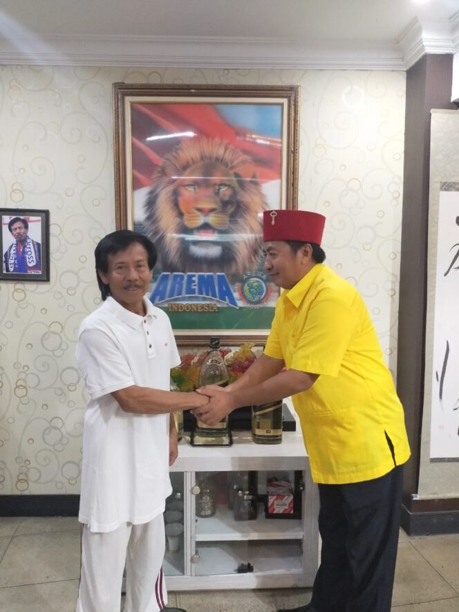 
					Silaturahmi Ke Ebes Peni Suparto, ” Si Peci Merah” Edi Weliang Minta Restu Dan Dukungan Maju Cabup Mojokerto