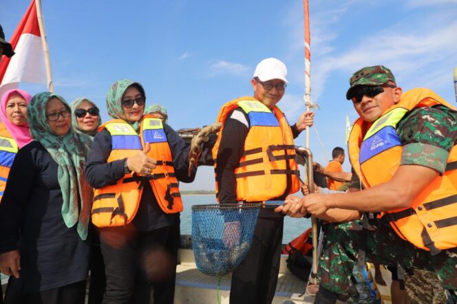 
					Dandim 0811 Tuban Dampingi Bupati Panen Ikan Kerapu.