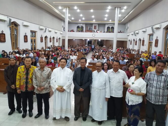 
					*”manusia diciptakan untuk berbeda, sehingga harus siap dengan perbedaan itu.”* Bupati : Selamat Natal dan Tahun Baru kepada semua umat yang merayakannya.