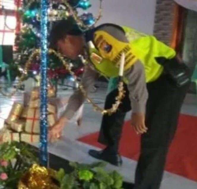 
					APARAT KEPOLISIAN MELAKUKAN STIRILISASI DI SEJUMLAH GEREJA DI BANYUWANGI