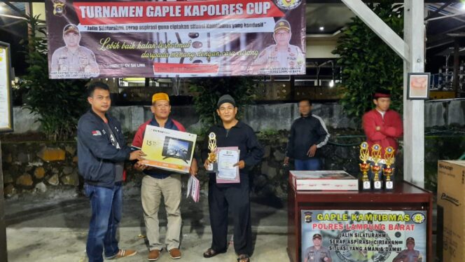 
					Kompol Vicky Dzulkarnain Tutup Acara Gaple dan Berikan Hadiah Kepada Para Pemenang Juara