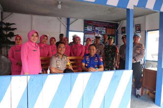 
					Kapolres Bersama Ketua Bhayangkari dan PJU Polres Lampung Barat Kunjungi 2 Pos Pam