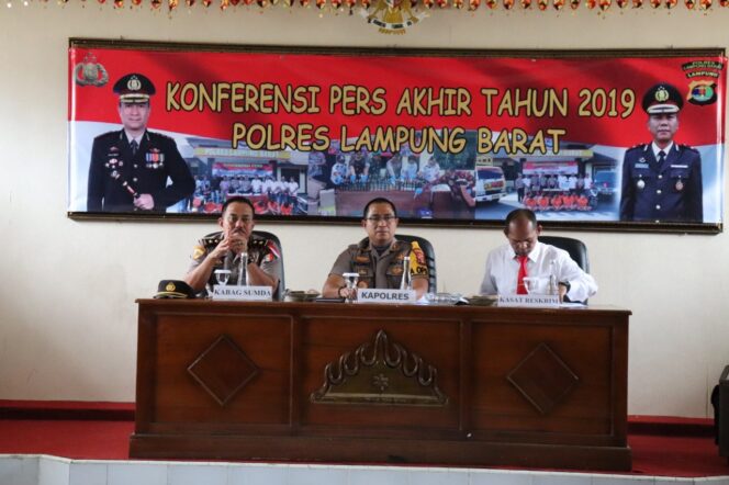 
					Gelar Konferensi Pers Akhir Tahun 2019 Polres Lampung Barat Di Aula Pratisarwirya