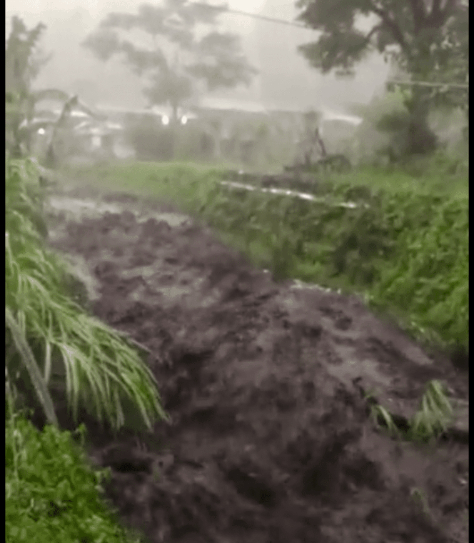 
					Hujan Deras Akibatkan Sungai Sekitaran Wisata Air Panas Pacet Meluap dan Banjir Bandang