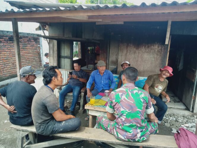 
					Datang ke Lahan Pertanian Warga, Babinsa Kenjeran Disambut Petani