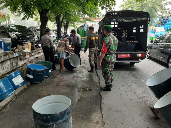 
					Gandeng Babinsa, Satpol PP Pabean Cantian Tertibkan PKL Nakal