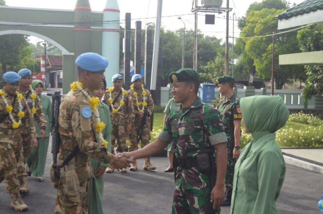 
					Purna Tugas Sebagai Pasukan Perdamaian, Pasukan Armed 12/Kostrad Dapat Sambutan
