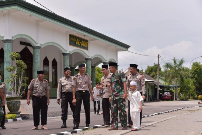 
					Kompak, Dandim dan Kapolres Lamongan Jumatan Bareng