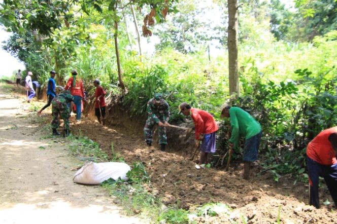 
					Bersama Warga, Babinsa Bulu Margi Babat Lamongan Bangun Saluran Irigasi