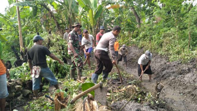 
					TNI-Polri di Lamongan, Gotong-Royong Buat Saluran Irigasi