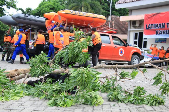 
					Banjir di Lamongan, Satu Warga Dievakuasi