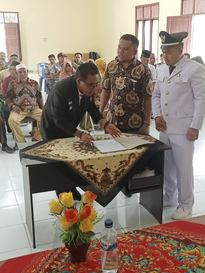 
					Camat Idi Tunong Lantik Geuchik Gampong Seuneubok Buya