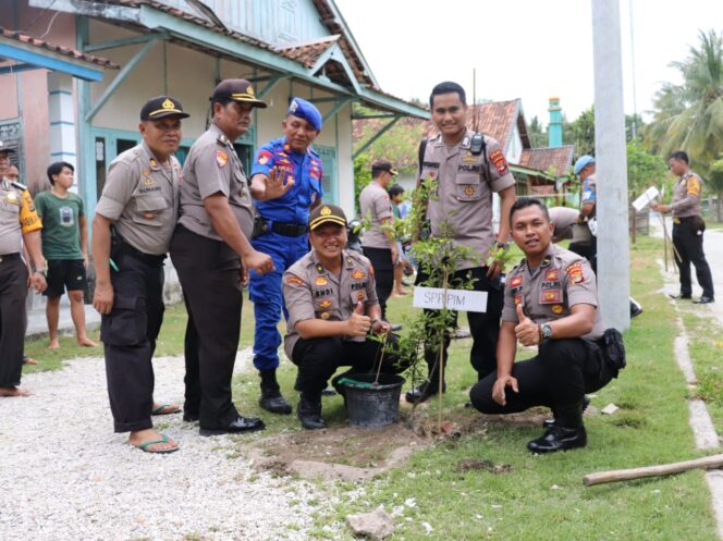 
					Kunker Polda Lampung Ke Pesisir Barat Lasanakan Penanaman Pohon Buah