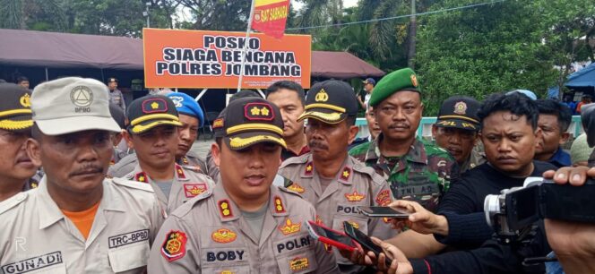 
					Pantau Kesiapan Posko Penanggulangan Bencana Alam, Kapolres Jombang Disambut Tim Relawan