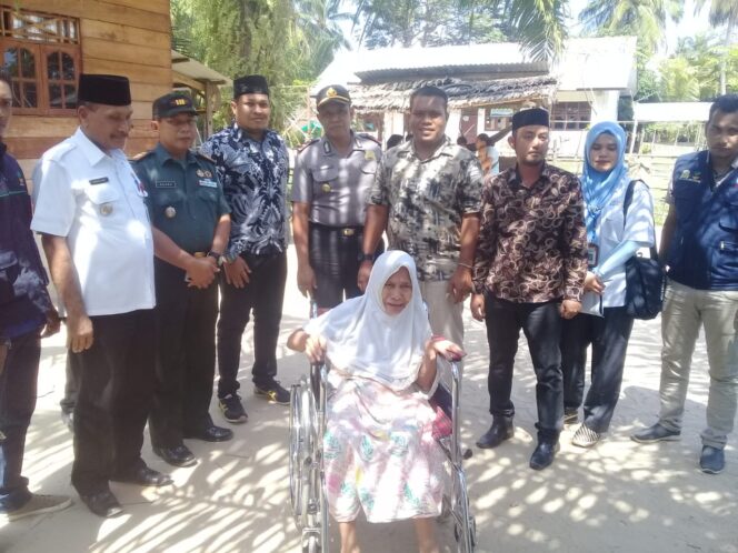 
					Dinas Sosial Bersama DPRK Aceh Timur, Monitoring Lapangan Dan Beri Bantuan Kepada Disabilitas