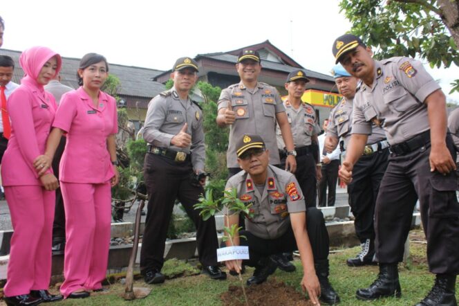 
					Polres Lampung Barat Sukseskan Program Polri Peduli Lingkungan