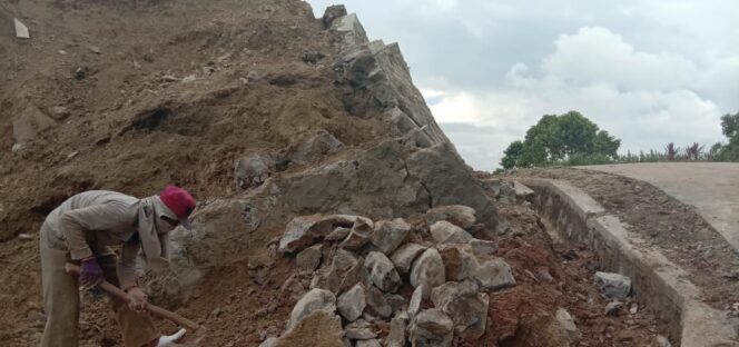 
					Pondasi Penahan Tebing Desa Batu Kebayan “Ambruk” Di Duga Pembangunan Asal Jadi