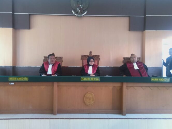 
					Sidang Lanjutan Sengketa Lahan Desa Bumi Daya, Pihak Tergugat Menyerakan Alat Bukti Tambahan