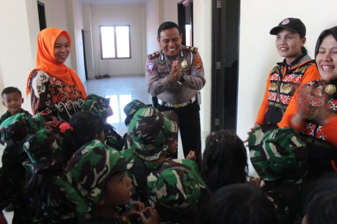 
					Rangkaian Belajar TK Kartika II-42 Kodim 0422 Kunjungi Polres Lampung Barat