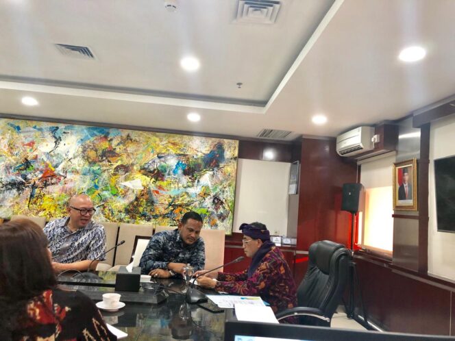 
					Bupati Aceh Timur H.Hasballah Bin H.M.Thaib,SH Jumpai Menteri Perhubungan Demi Kamajuan Aceh Timur