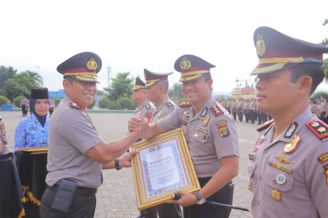 
					Kapolres Lampung Barat Mendapatkan Penghargaan Pin Perak dan Piagam Penghargaan Dari Kapolri