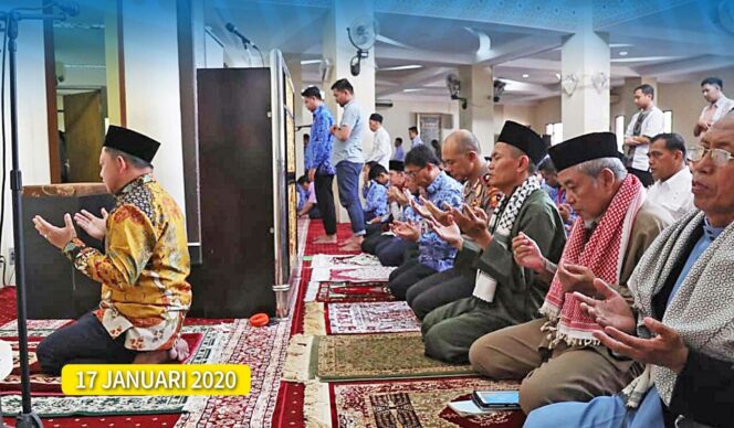 
					Tito Karnavian Imami Salat Jumat Aparatur Sipil Negara dan Pegawai Lingkup Kemendagri