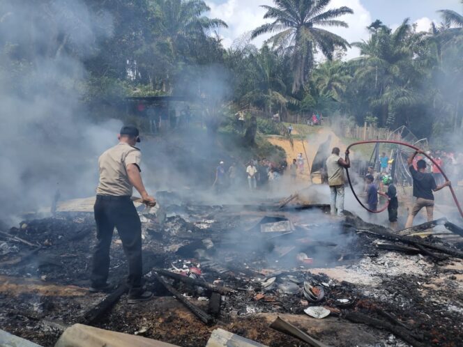 
					Si jago Merah Hanguskan Satu Unit Rumah