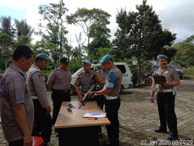 
					Kasie Propam Polres Lampung Barat Iptu Arnis Daely Melakukan Pemeriksaan Kelengkapan Anggota di Polsek Balik Bukit