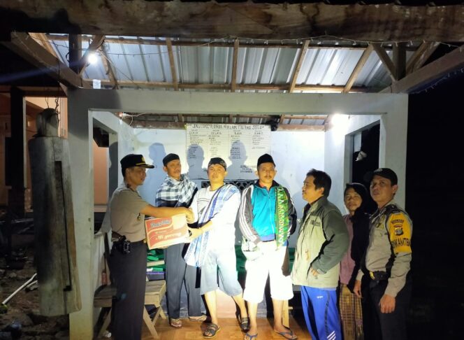 
					Kapolsek Sekincau Sambangi Pos Ronda Warga dan Bagikan Bingkisan Indomie