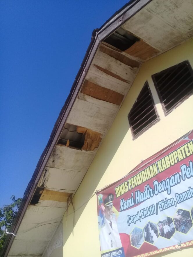 
					Gedung SMP 3 Jati Agung Bobrok, Ratusan juta Anggaran Perawatan Lenyap