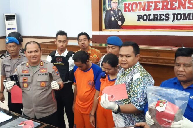 
					Kapolres AKBP Boby P Tambunan : Kedua Tersangka Pembunuhan Terancam Hukuman 20 Tahun
